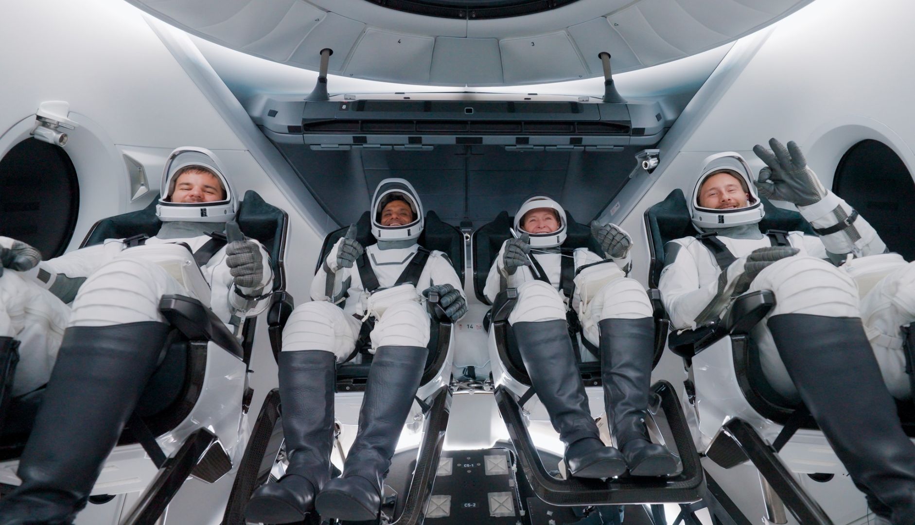 https://felvi.aok.pte.hu/static-files/207026/HUNOR_kiloves_Kapu_Tibor_NASA_MTI._w_1920_h_1080.jpg