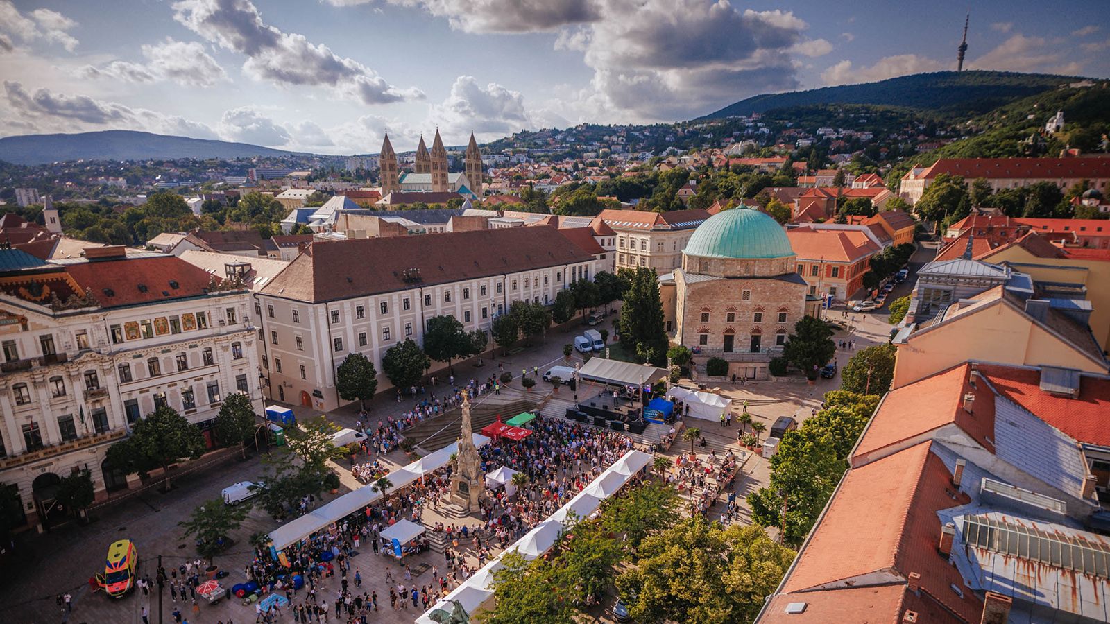 https://felvi.aok.pte.hu/static-files/50527/pont_ott_parti_Szechenyi_ter_2023_csortos_1600._w_1920_h_1080.jpg
