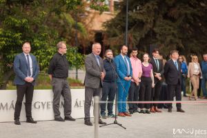 https://felvi.aok.pte.hu/static-files/55640/AOK_parkatadas_2025_12_csortos._w_300_h_300.jpg