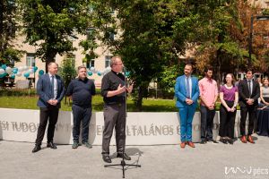 https://felvi.aok.pte.hu/static-files/55648/AOK_parkatadas_2025_20_csortos._w_300_h_300.jpg