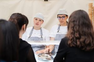 https://felvi.aok.pte.hu/static-files/55688/aok_parkavatas_20250519_021_kerekes._w_300_h_300.jpg