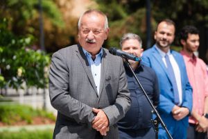 https://felvi.aok.pte.hu/static-files/55718/aok_parkavatas_20250519_051_kerekes._w_300_h_300.jpg