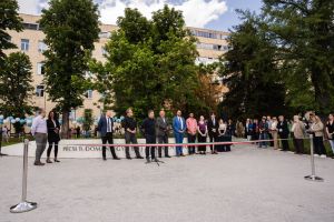 https://felvi.aok.pte.hu/static-files/55729/aok_parkavatas_20250519_062_kerekes._w_300_h_300.jpg