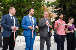 https://felvi.aok.pte.hu/static-files/55733/aok_parkavatas_20250519_066_kerekes._w_300_h_300.jpg