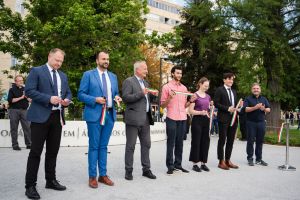 https://felvi.aok.pte.hu/static-files/55735/aok_parkavatas_20250519_068_kerekes._w_300_h_300.jpg