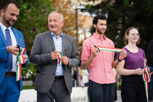 https://felvi.aok.pte.hu/static-files/55736/aok_parkavatas_20250519_069_kerekes._w_300_h_300.jpg