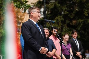 https://felvi.aok.pte.hu/static-files/55746/aok_parkavatas_20250519_079_kerekes._w_300_h_300.jpg