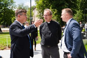 https://felvi.aok.pte.hu/static-files/55753/aok_parkavatas_20250519_086_kerekes._w_300_h_300.jpg